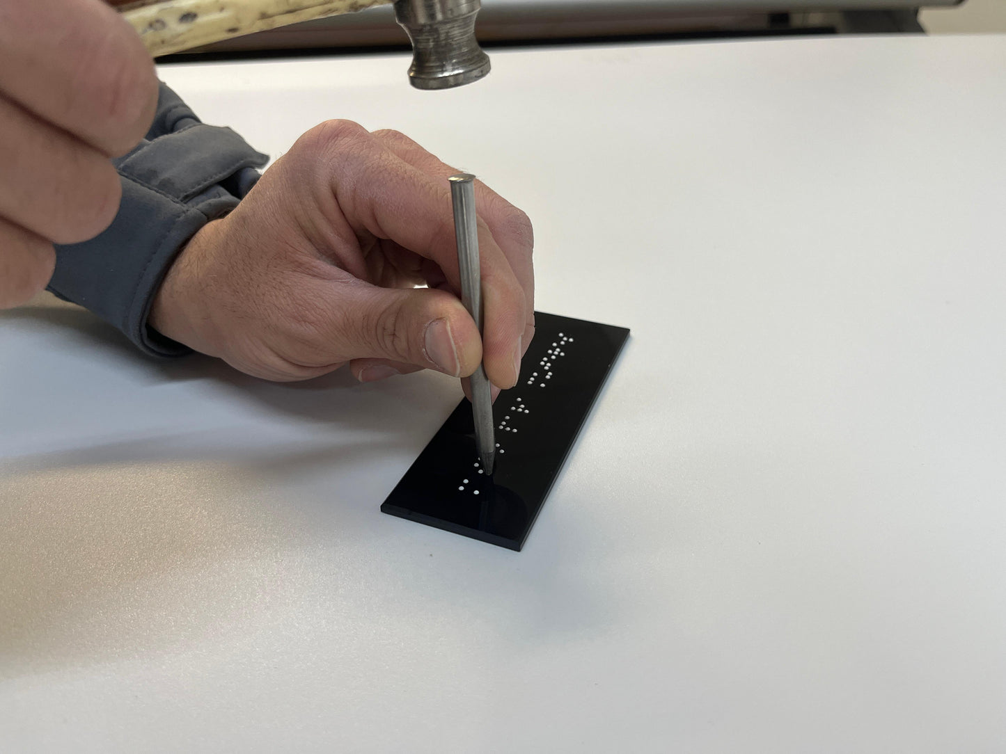 Placa en Alto Relieve y Braille -Aseo Masculino- Ref: P1023